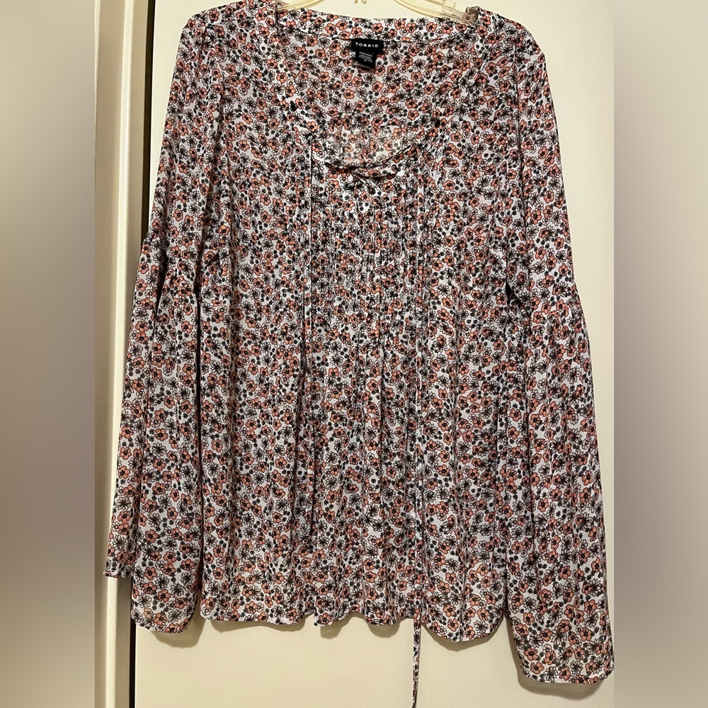 Torrid blouse pleated front top with big puffy sleeves